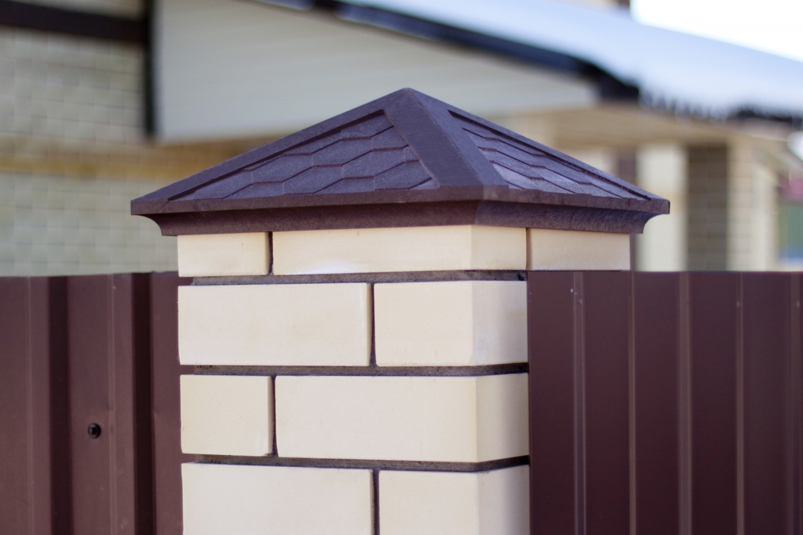 Интересные варианты колпаков на заборные столбы