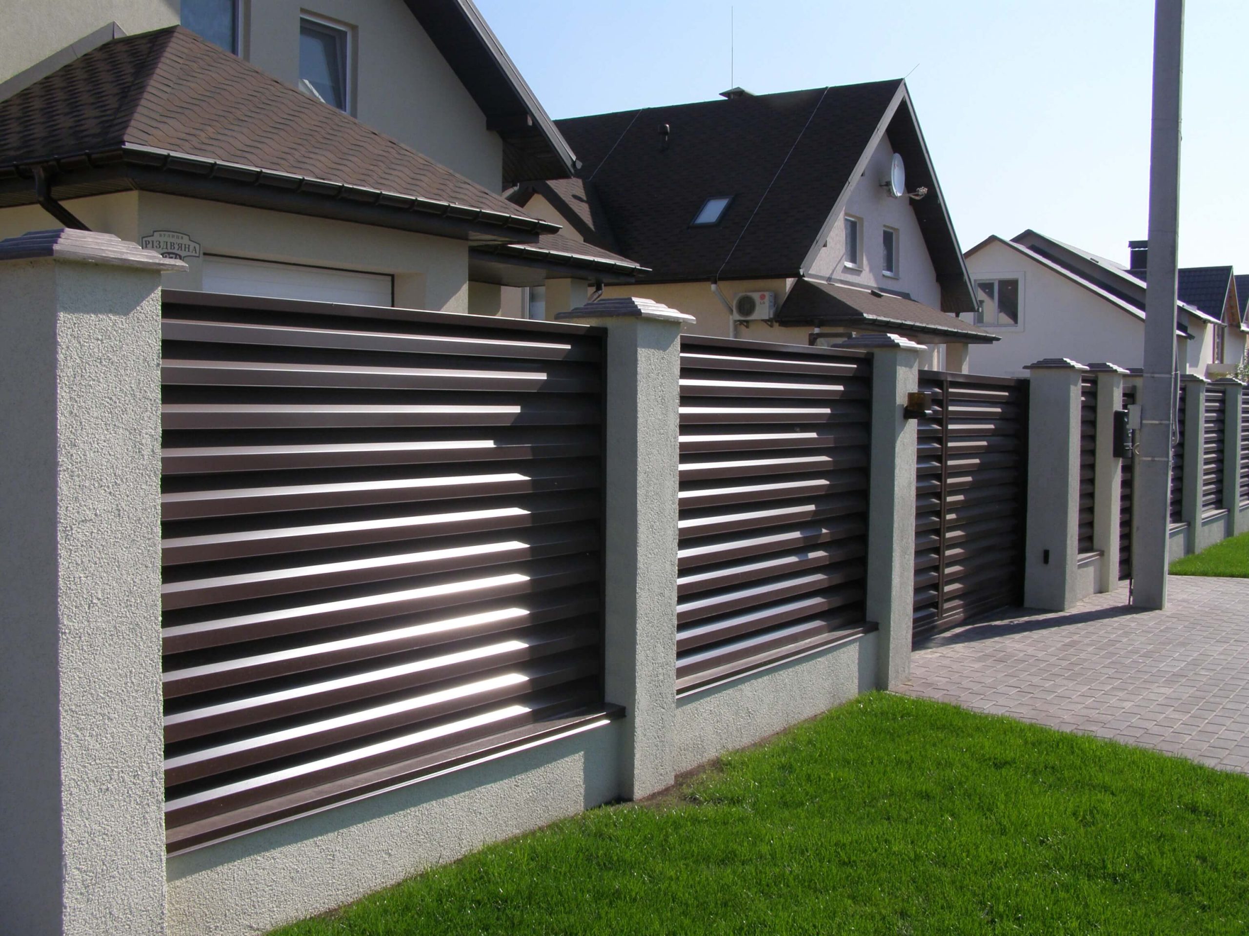 Идеальные материалы для забора: преимущества и особенности