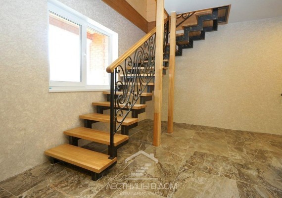 Металлическая лестница с коваными перилами