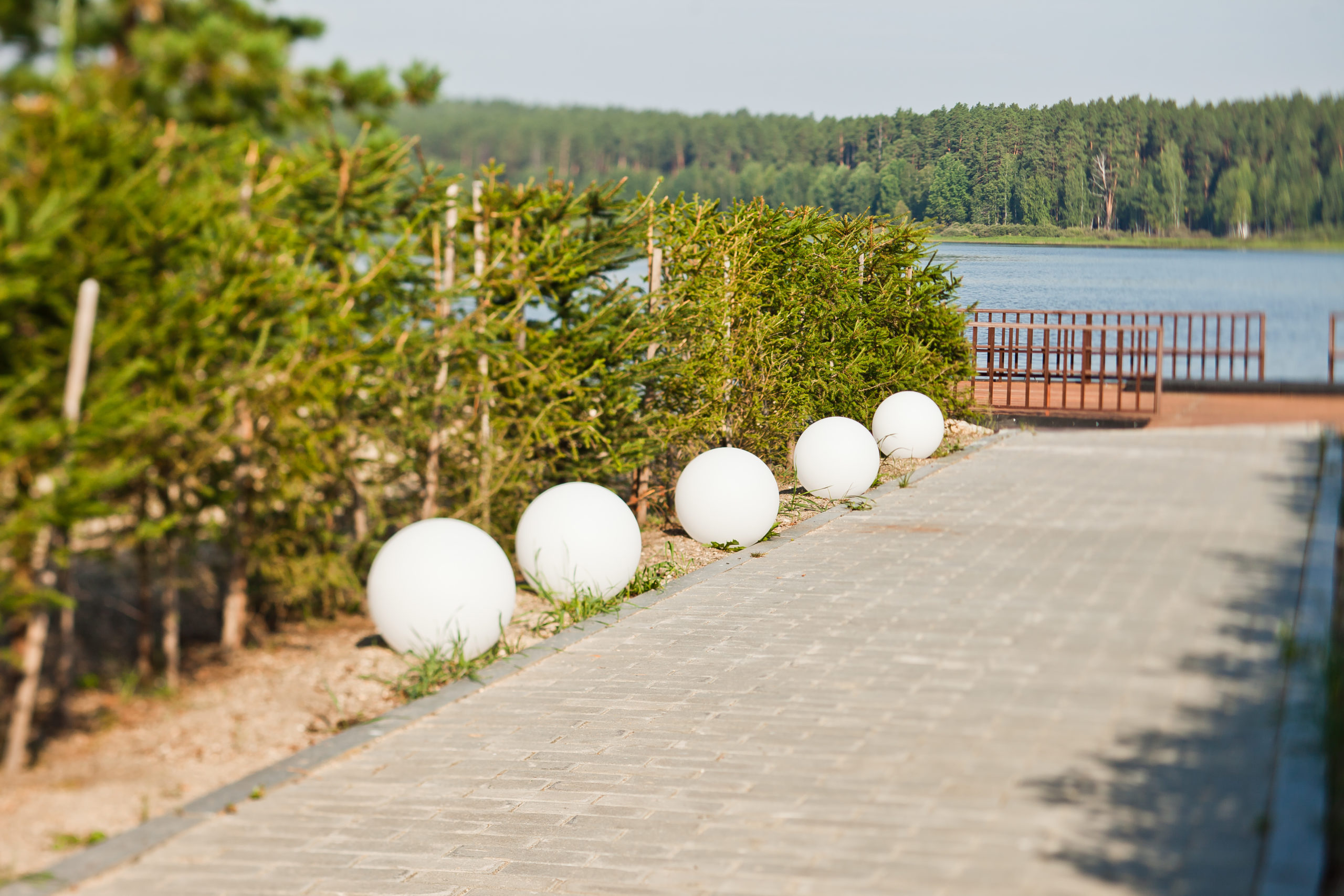 Какие участки можно украсить светящимися шарами?