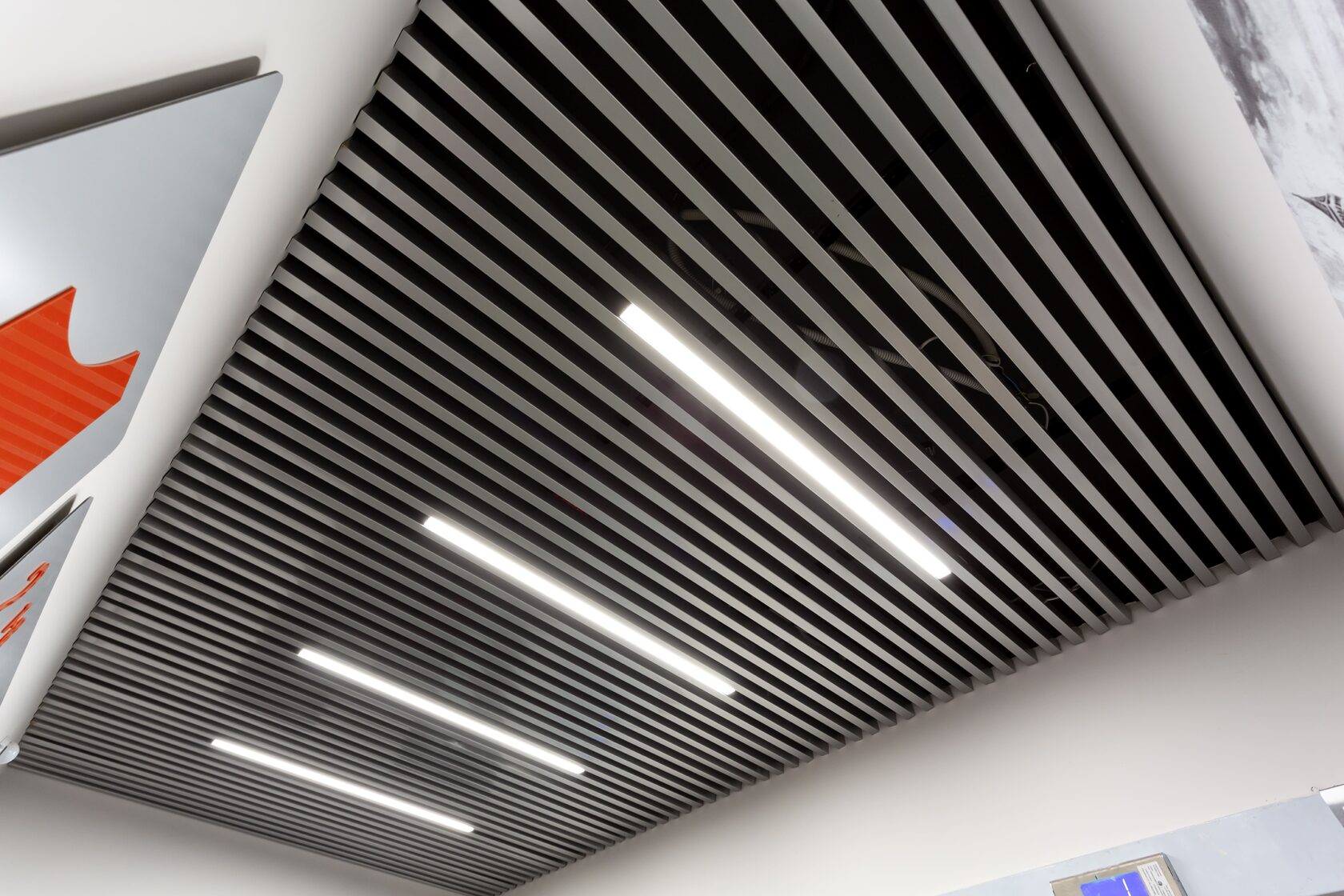 Обзор подвесных потолков: от базовых конструкций до передовых решений с LED-подсветкой