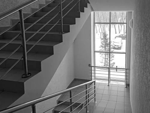 Профессиональный подход к выбору лестничного марша: материалы, конструкции и важные технические требования