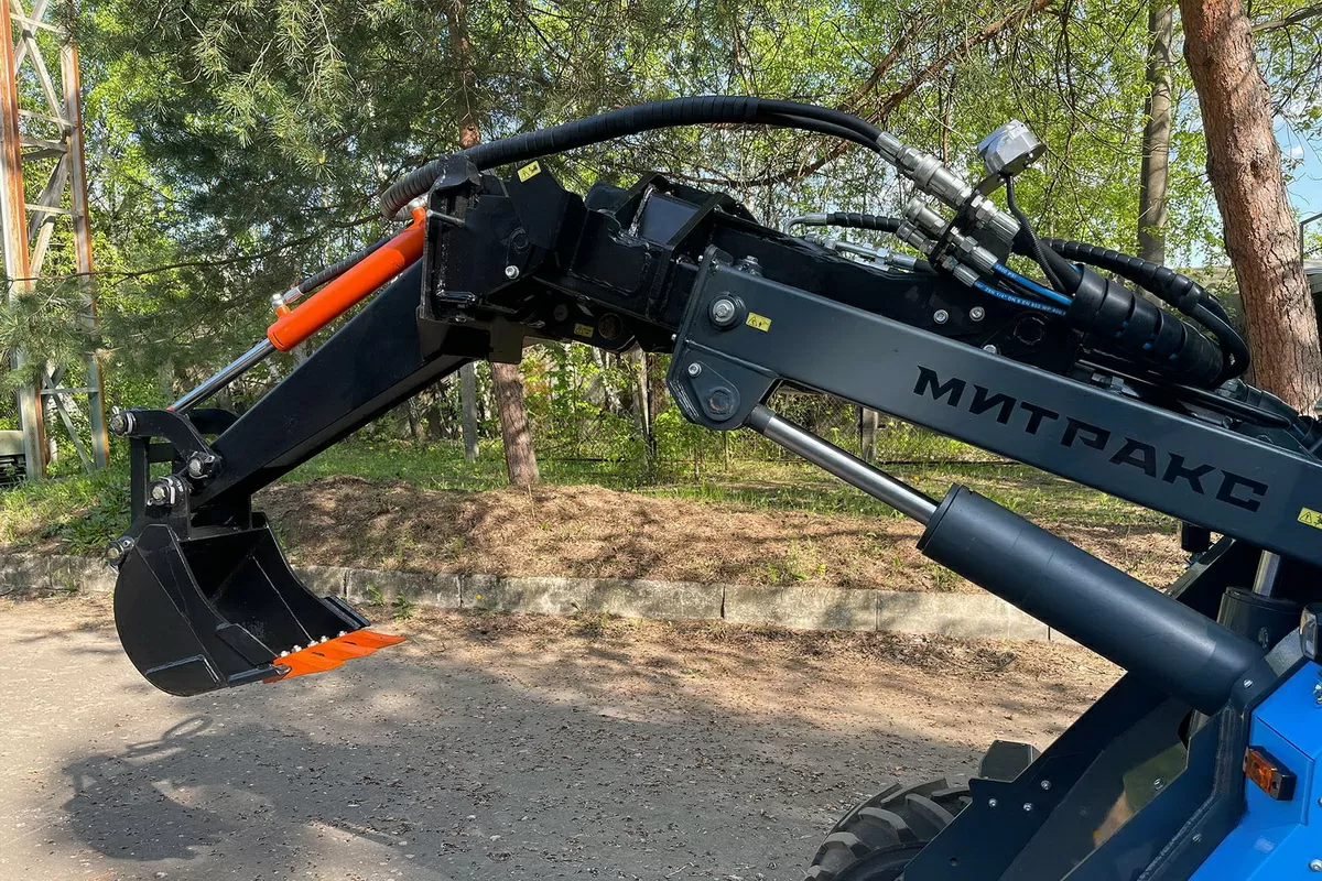 Как улучшить производительность мини-погрузчика с помощью навесного экскаватора