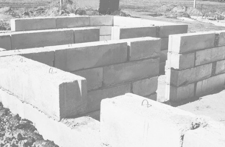 Укладка фундаментных блоков