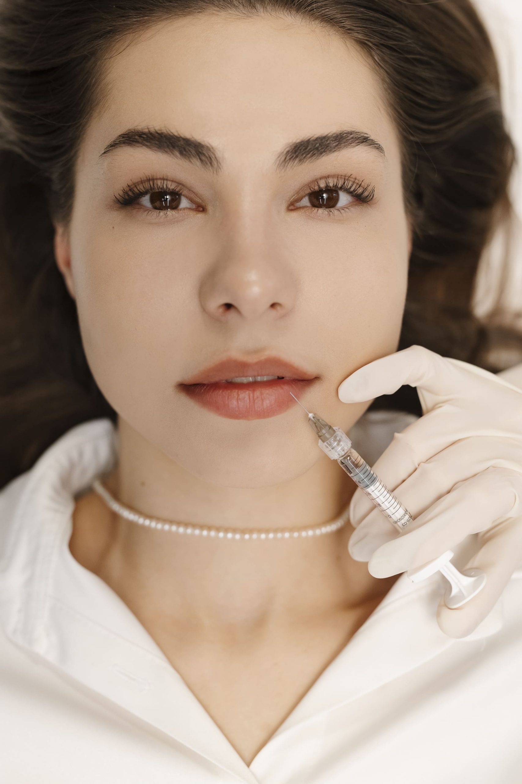 Как выполняется контурная пластика губ