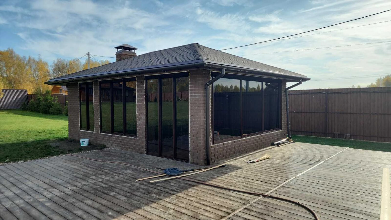 Остекление беседки для дачи: уют и комфорт в любое время года