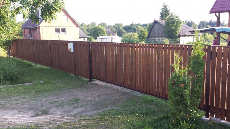 Виды заборов для загородного дома: от практичности до эстетики