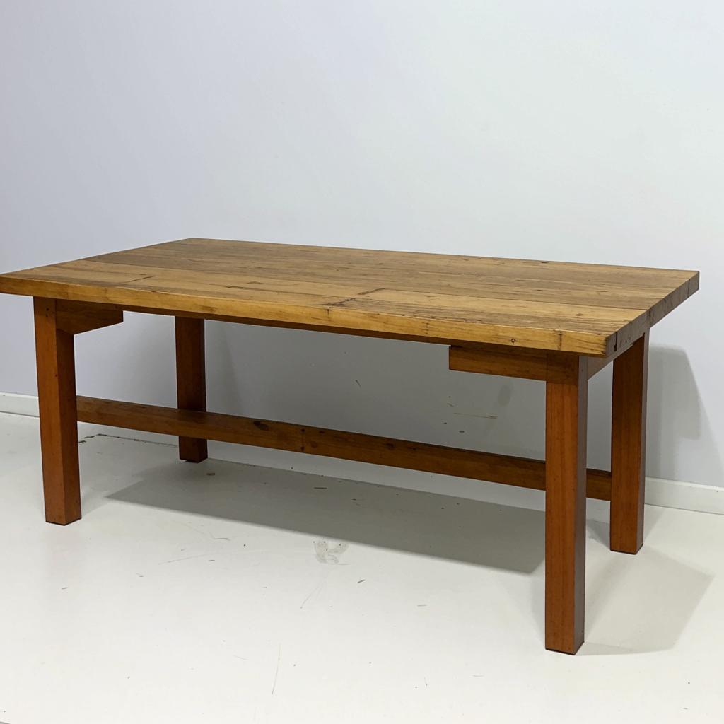 Правила ухода за столиком из массива дерева