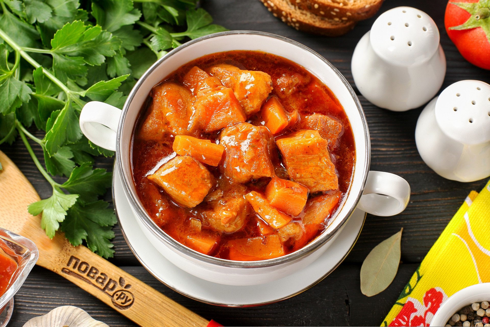 Праздничный стол к Новому году: выбираем горячее