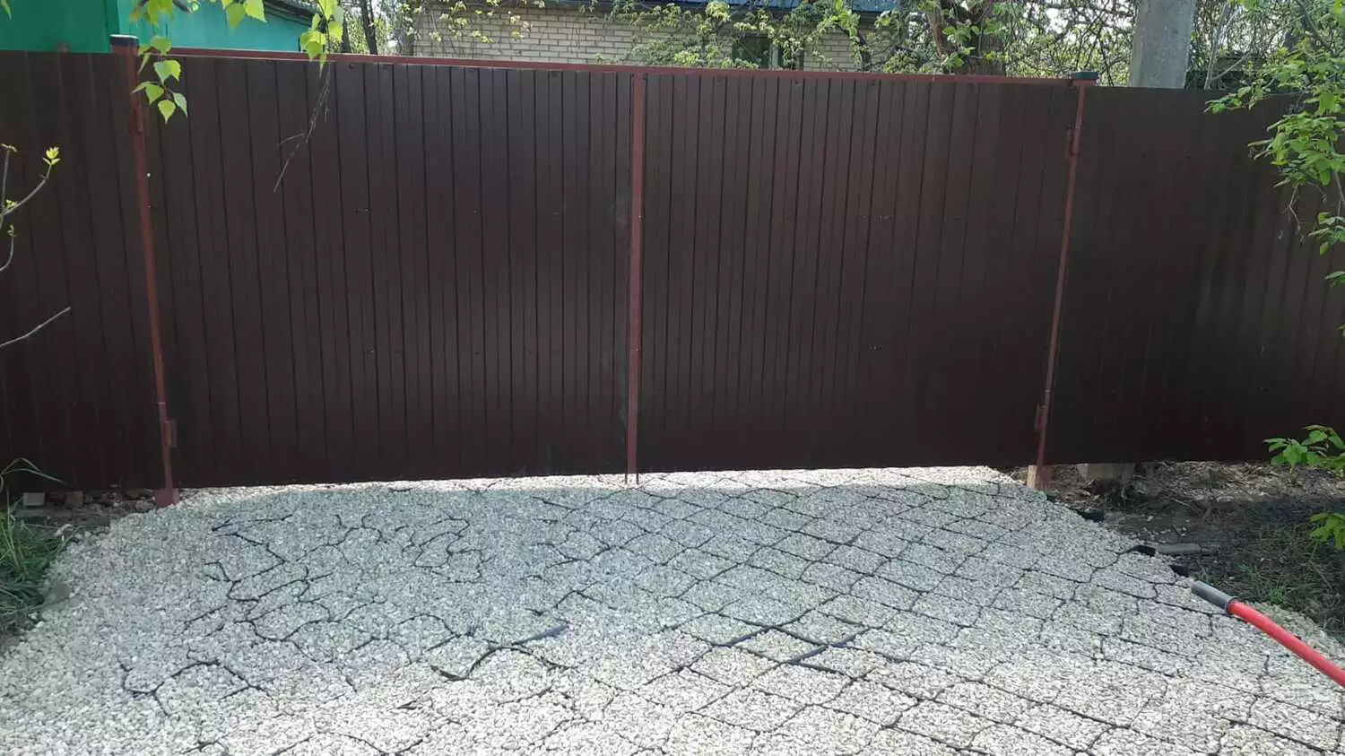 Площадка под автомобиль на даче: как правильно обустроить