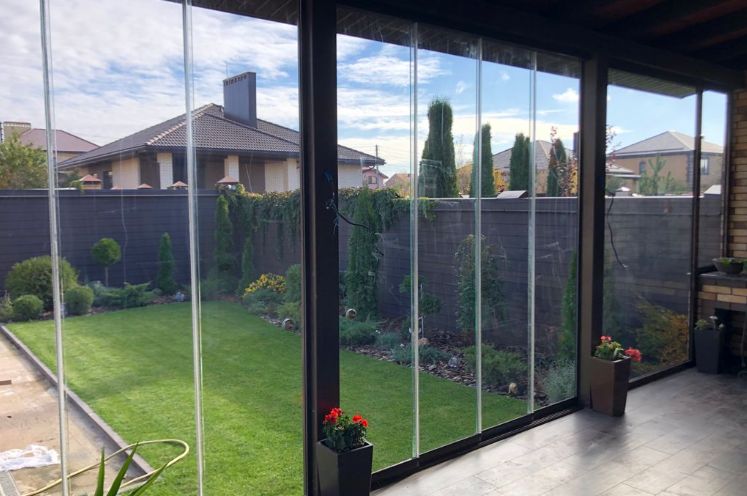 Безрамное остекление беседки: современный подход к уюту и комфорту