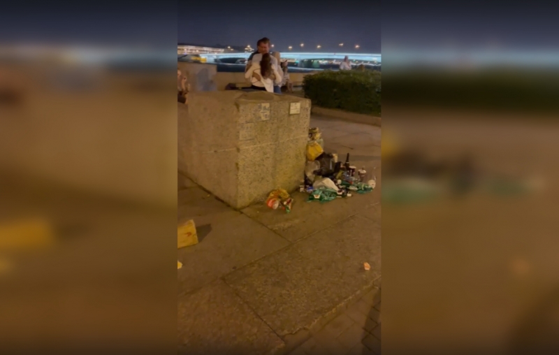 «Апокалипсис»: мусор на дорогах удивил петербуржцев после «Алых парусов»