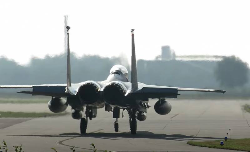 Авиационный фотограф сообщил о проблемах со взлетевшим с британской авиабазы Лейкенхит самолётом F-15E