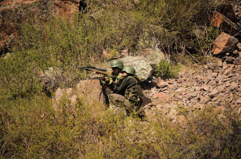 К границе Киргизии и Таджикистана стягивают бронетехнику