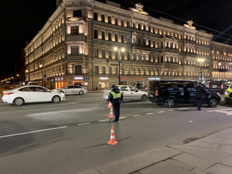 Камеры засняли, как женщина на Невском попала под колеса минивэна