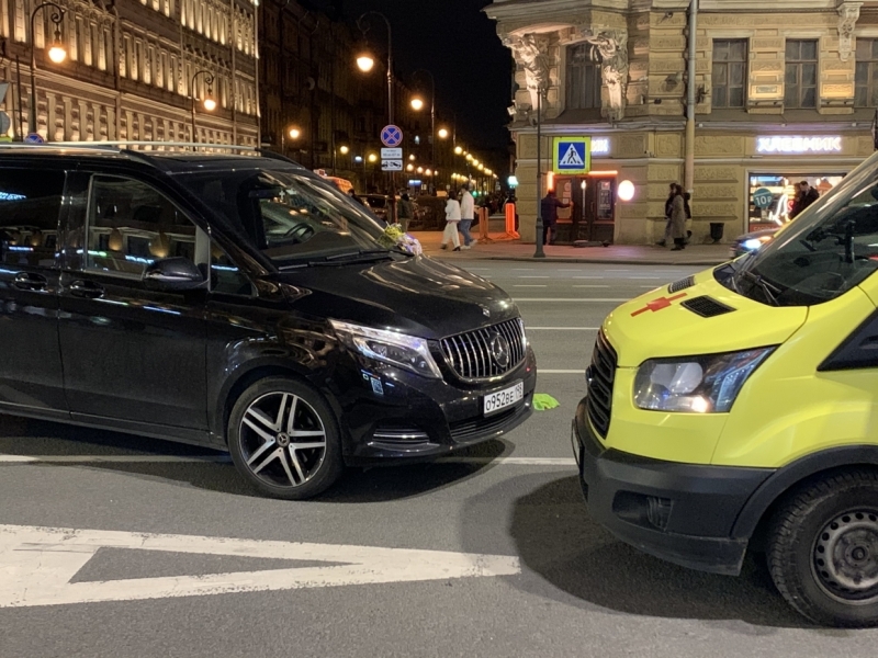 Камеры засняли, как женщина на Невском попала под колеса минивэна