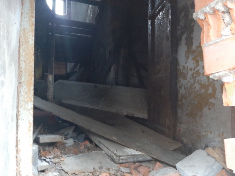 «Каждый год пожары»: заброшенный квартал на Магнитогорской стал прибежищем подростков