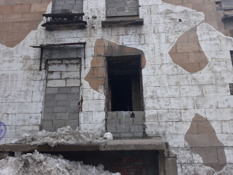 «Каждый год пожары»: заброшенный квартал на Магнитогорской стал прибежищем подростков