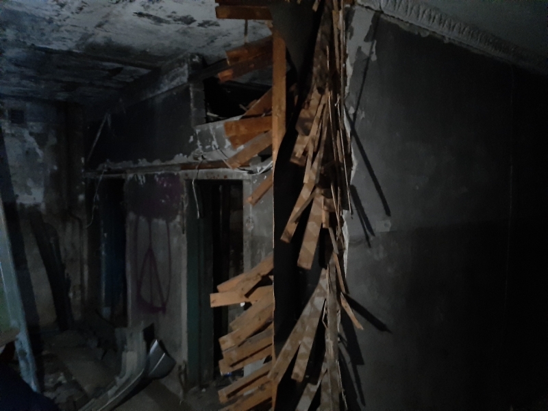 «Каждый год пожары»: заброшенный квартал на Магнитогорской стал прибежищем подростков