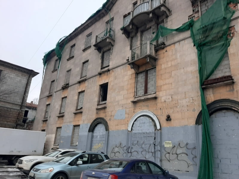 «Каждый год пожары»: заброшенный квартал на Магнитогорской стал прибежищем подростков