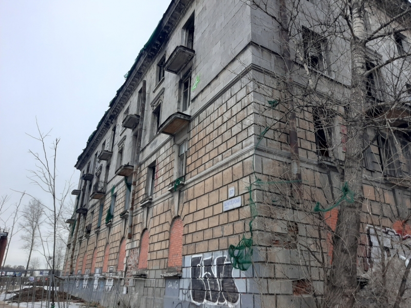 «Каждый год пожары»: заброшенный квартал на Магнитогорской стал прибежищем подростков