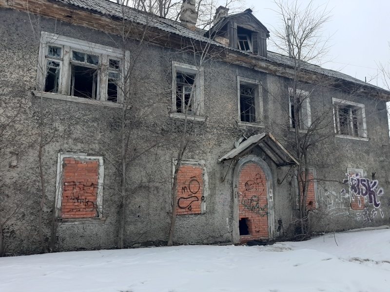 «Каждый год пожары»: заброшенный квартал на Магнитогорской стал прибежищем подростков