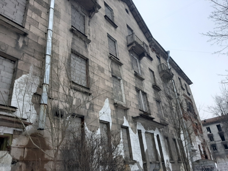 «Каждый год пожары»: заброшенный квартал на Магнитогорской стал прибежищем подростков