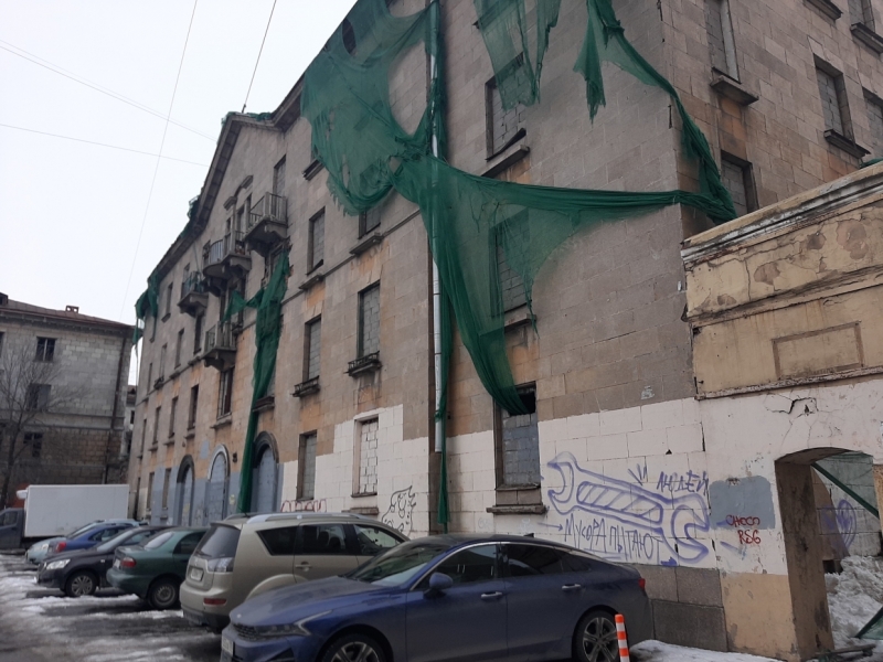 «Каждый год пожары»: заброшенный квартал на Магнитогорской стал прибежищем подростков