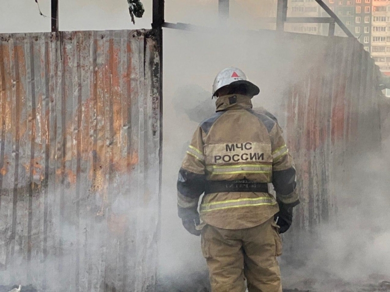 Крышу административного здания в Невском районе тушат 20 пожарных 