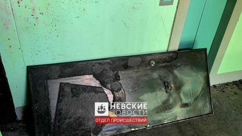 Обугленная дверь и осколки стекол: последствия пожара на Дачном проспекте попали на видео