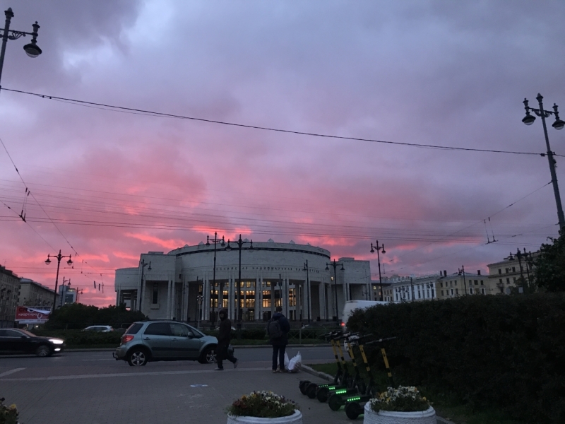 Петербургское небо после суточного шторма раскрасили малиновые «перья»