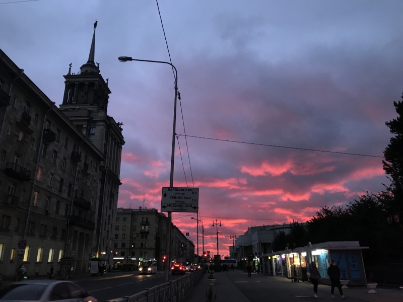 Петербургское небо после суточного шторма раскрасили малиновые «перья»