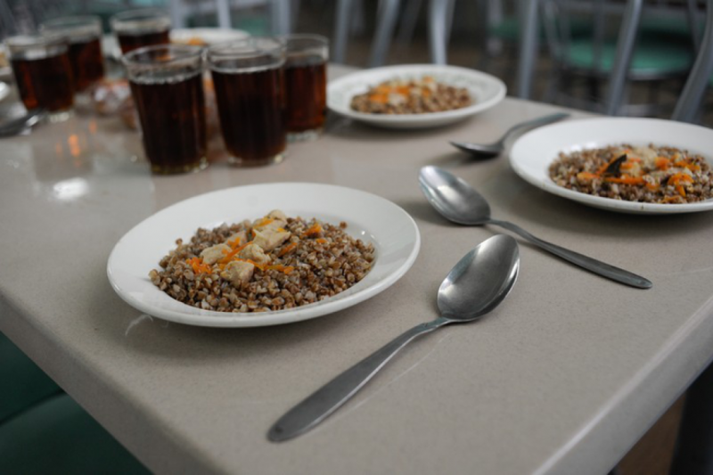 Поставщик обедов в школы Петербурга опроверг «прокисшую кашу» и «тараканов»