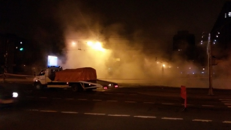 Прорыв трубы с кипятком перекрыл проезд автомобилей по проспекту Художников