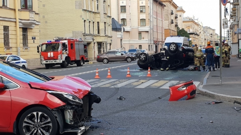 Renault перевернулся после столкновения с KIA на Гаванской улице