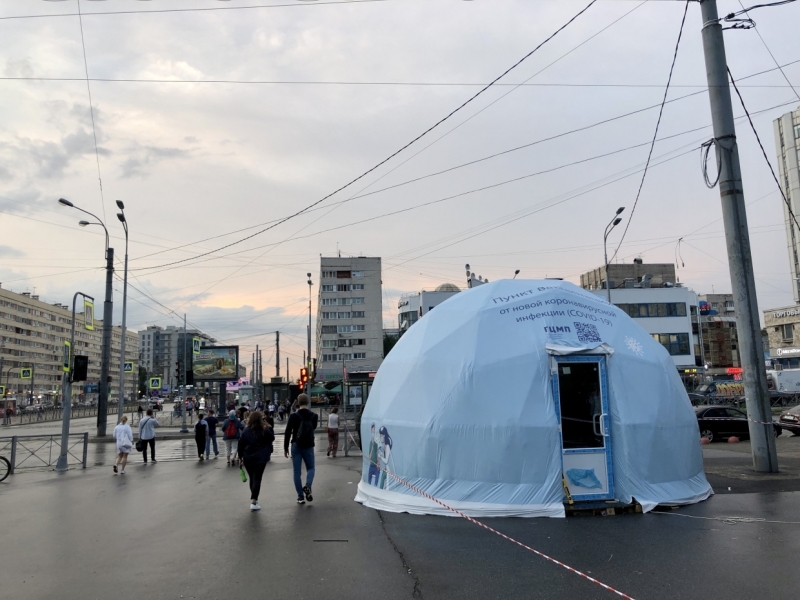 Шатер для вакцинации появился у станции метро «Приморская»