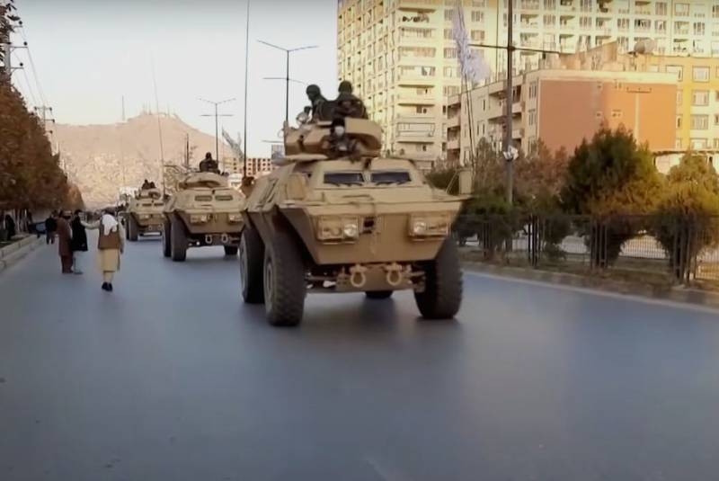 Талибы показали трофейную технику американского и российского производства на очередном военном параде в Кабуле