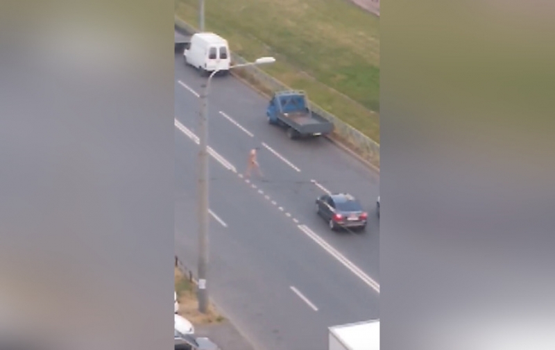 «Вроде не весна...»: петербуржцы отреагировали на «выступление» голого танцора на проезжей части