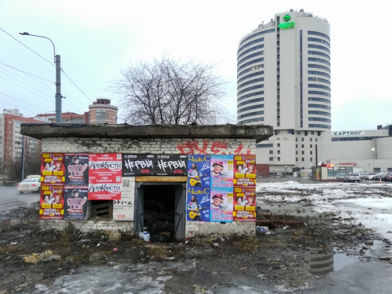 Захламленной бесхозной постройкой на Торфяной заинтересовались чиновники 