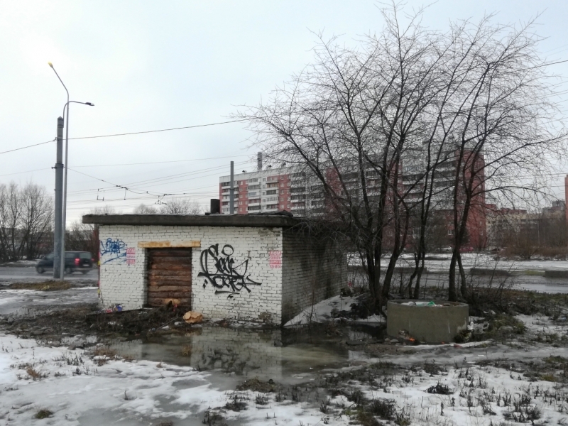 Захламленной бесхозной постройкой на Торфяной заинтересовались чиновники 