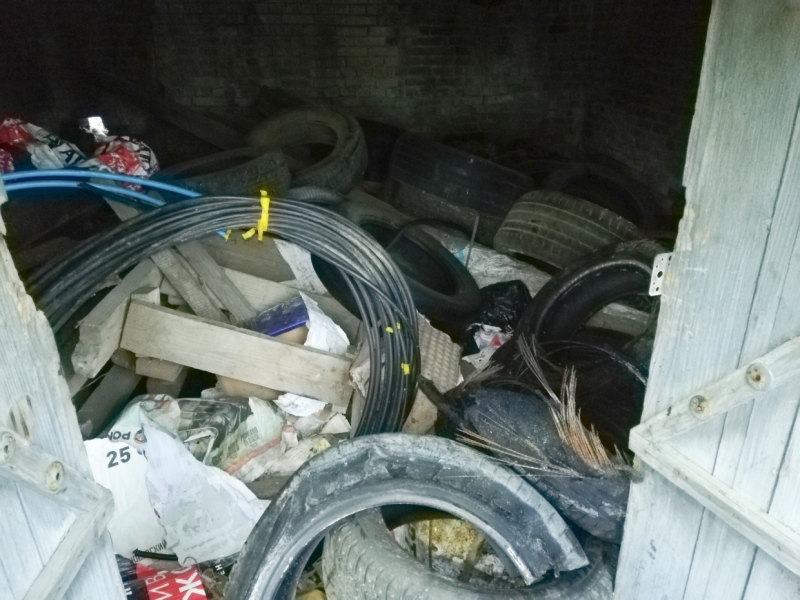 Захламленной бесхозной постройкой на Торфяной заинтересовались чиновники 