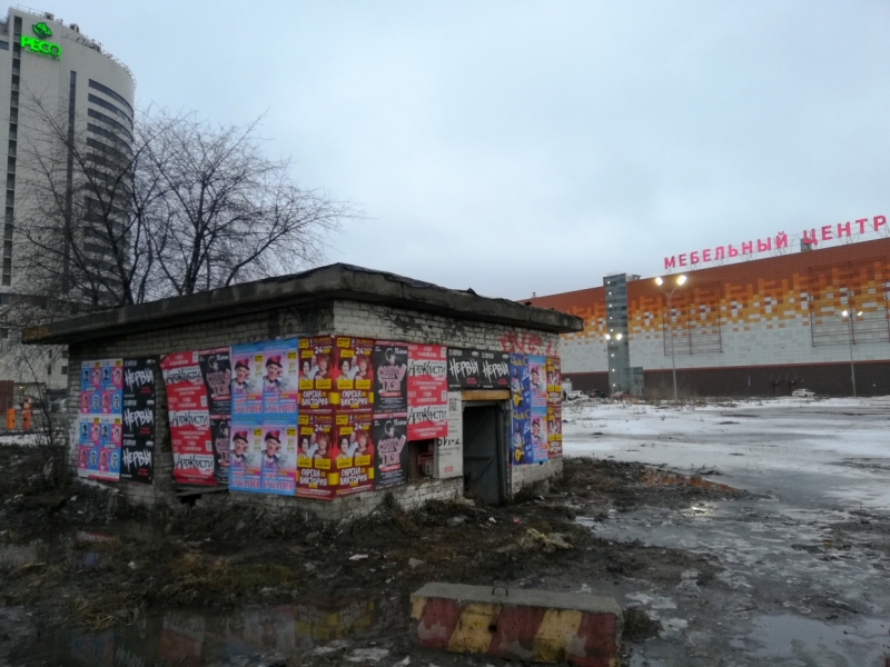 Захламленной бесхозной постройкой на Торфяной заинтересовались чиновники 