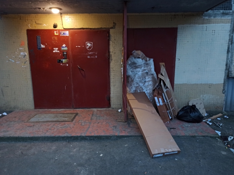 ЖКС «спасет» погрязший в мусоре двор на Дунайском по просьбе местной администрации