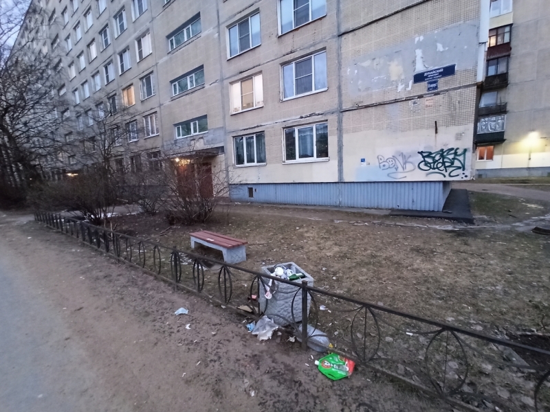 ЖКС «спасет» погрязший в мусоре двор на Дунайском по просьбе местной администрации